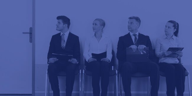 Vier wartende Menschen vor Behörden-Tür