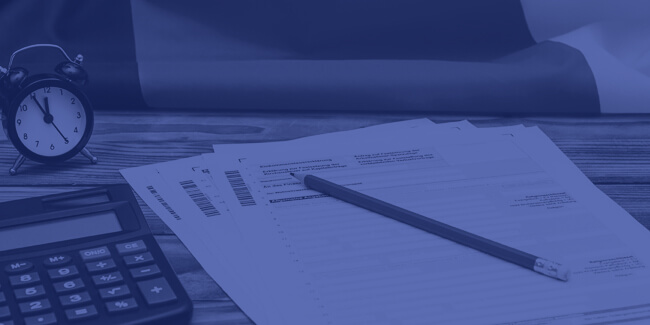 Anträge für die Staatsbürgerschaft mit deutscher Fahne im Hintergrund